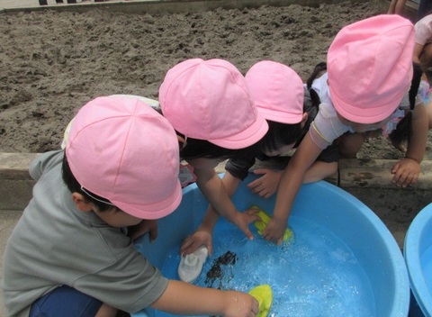 砂場での水遊び