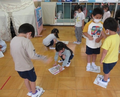 新聞紙を使った遊び