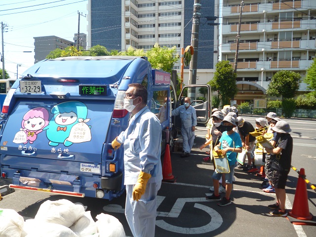 みえるんで、ごみ収集車の学習