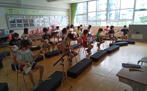 三味線を弾く5年生