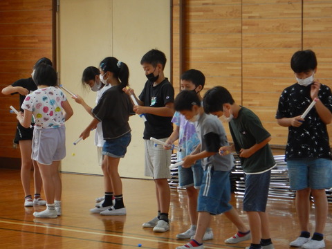 空気でっぽうをしている様子