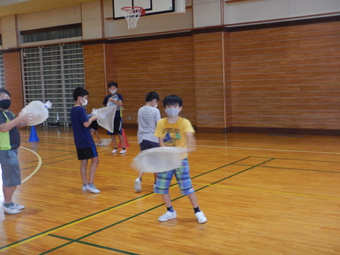 空気をビニールに集めている様子