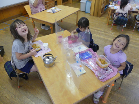 カレーを食べる子供