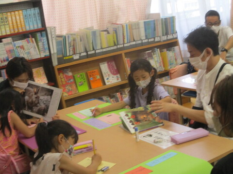 親子で調べる学習に取り組む1年生の様子の写真