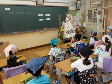 とうもろこしの皮むき