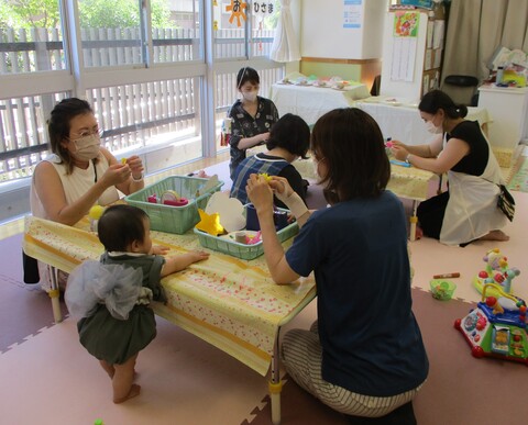 たなばた飾りを作っています。