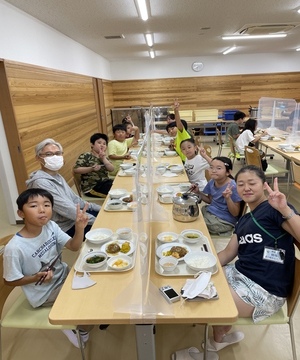 食事に