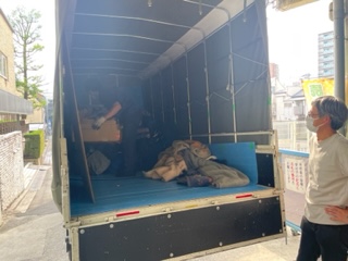 4年生の荷物がトラックに積み込まれた画像