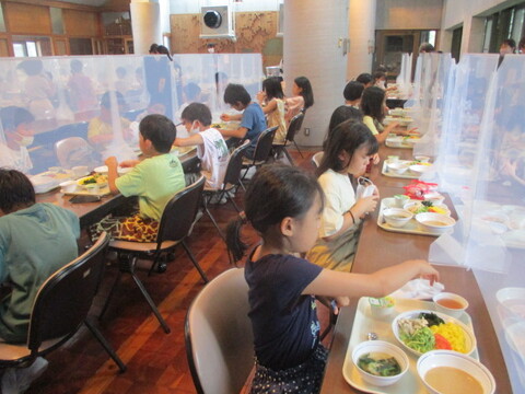 昼食の様子の写真