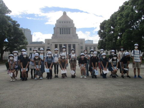 国会議事堂を背景に記念写真