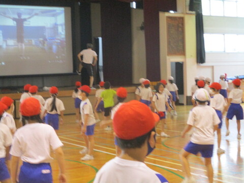 エイサーを踊る中学年の写真