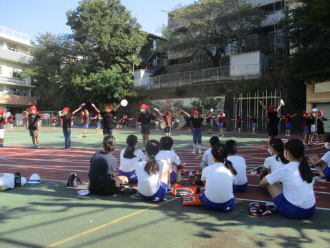 中学年の演技を見る児童