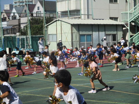 低学年の演技をみる児童