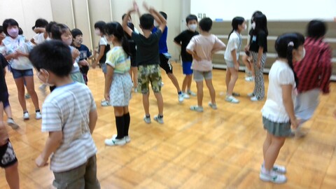 ペアで夏休みの思い出を話しています。