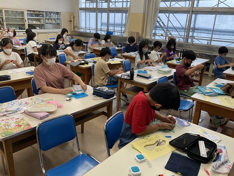 展覧会に向けて裁縫の練習をしています。