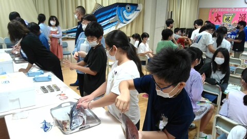 児童は目をキラキラさせながら学習しました。