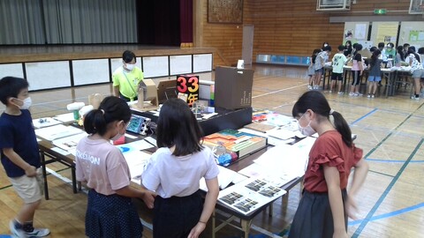 作品をじっくり見ています