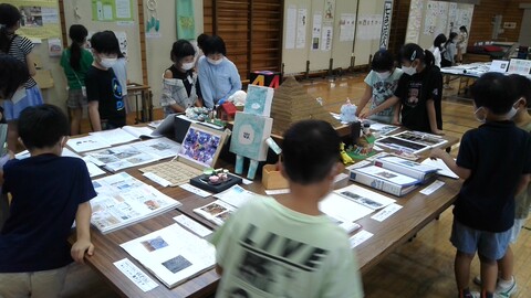 作品をじっくりと見ています