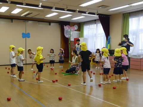 玉入れのダンスを一緒に踊る