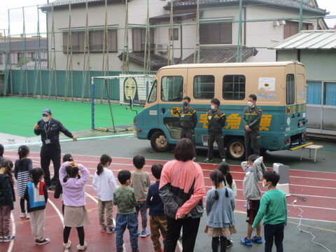 クロネコヤマトの交通安全教室に参加する児童