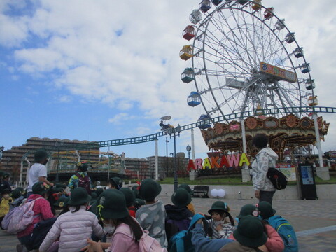 あらかわ遊園に到着した1・2年生