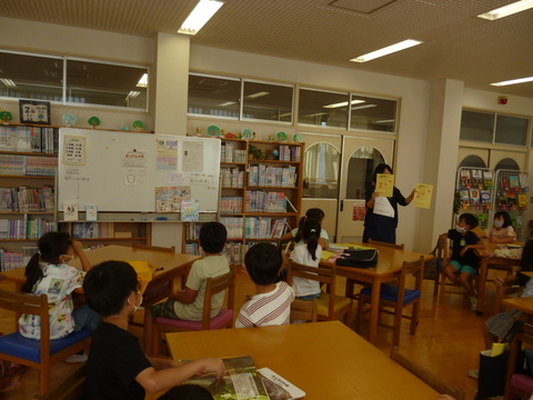 2年生の図書の学習の様子