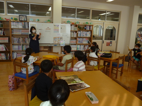 2年生の図書の学習の様子