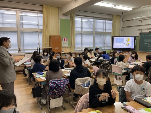 学習中でも友達との交流をしています。