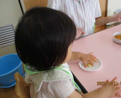 手でつかんで食べている姿