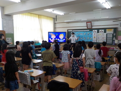 仮6月27日(月曜日)に2年2組で英語の研究授業が行われました。