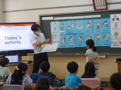 仮6月27日(月曜日)に2年2組で英語の研究授業が行われました。