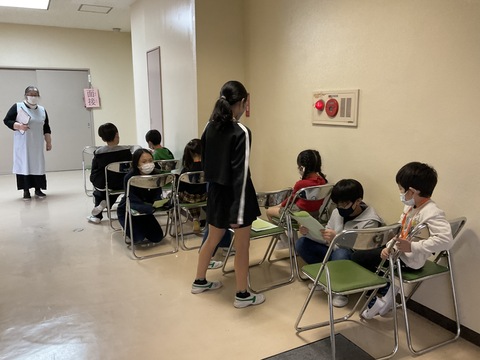 優しくお世話をする児童の姿に、先生方も感心しています。