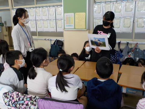 児童は英語の学習で、行ってみたい都道府県について学習しました。
