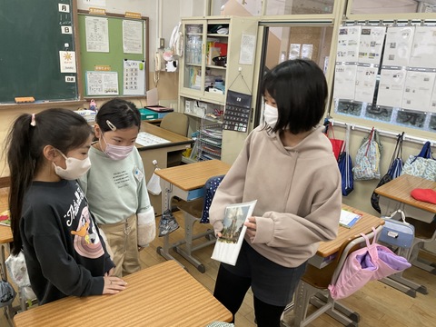 都道府県の学習をしている4年生に、児童が知っていることを写真を用いて伝えました。