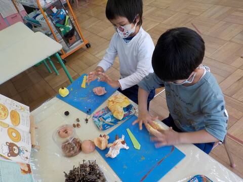 幼稚園に持ち帰ったドングリで紙粘土のパンを作りました。