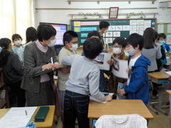 11月7日(月曜日)に5年1組で英語の研究授業が行われました。 単元名は「行ってみたい都道府県を伝えよう 」です。