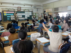 11月7日(月曜日)に5年1組で英語の研究授業が行われました。 単元名は「行ってみたい都道府県を伝えよう 」です。