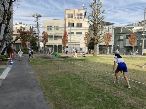 寒くなってきましたが児童は元気よく外遊びをしています。