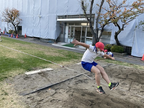 体育では走り幅跳びをしています。