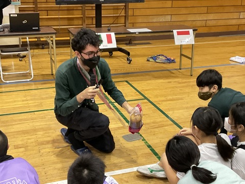 児童は興味津々で文化に慣れ親しみました。