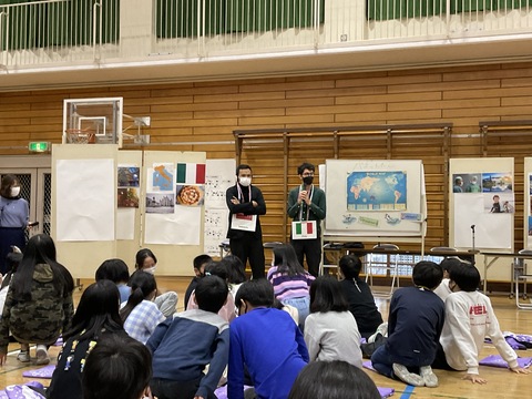 赤門会の留学生の方が来校して文化の交流をしました。