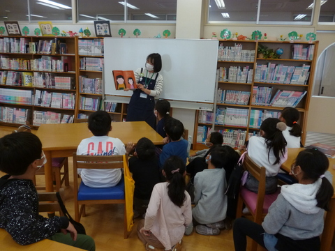 学校図書館で読み聞かせ