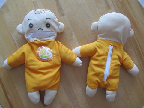 手作り赤ちゃん人形　口が開いている人形と背中にチャックがついている人形