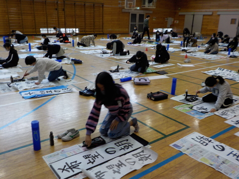 体育館で学年で行いました。