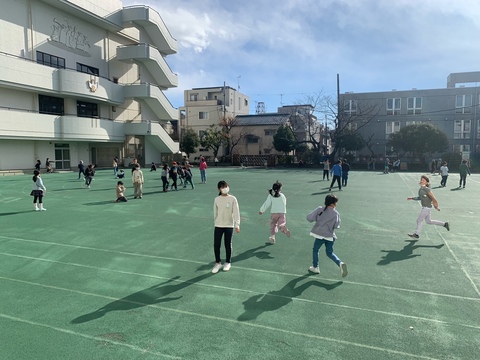 外で遊ぶ子供たち2