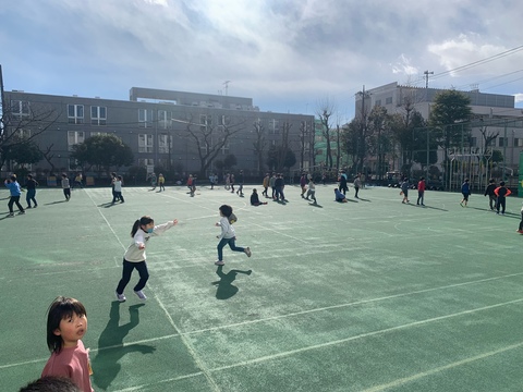 外で遊ぶ子供たち3