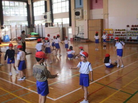 体操教室に参加する児童