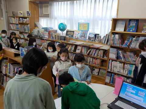 図書委員会のイベントに参加する児童