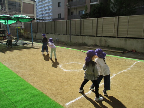 1年生との交流後のだるまさんがころんだ