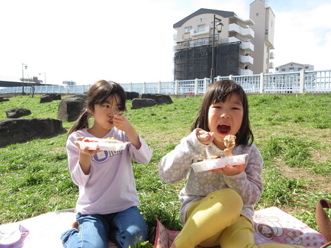 食べているところ